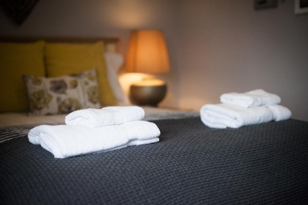 Hotel Eaton House à Pembroke Extérieur photo